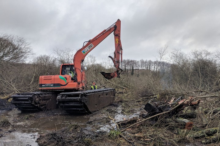 Amphibious excavator working at Alverstone